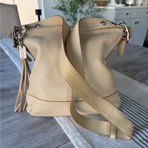 🍃🦋 Vintage Coach Ivory Distressed Pebbled Leather Shoulder/ Crossbody Bag